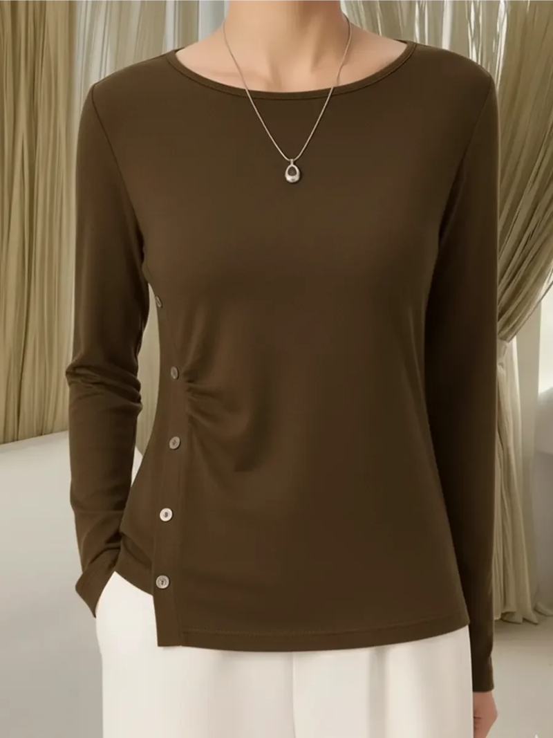 Mila – Knitted Top Featuring Delicate Button Accents